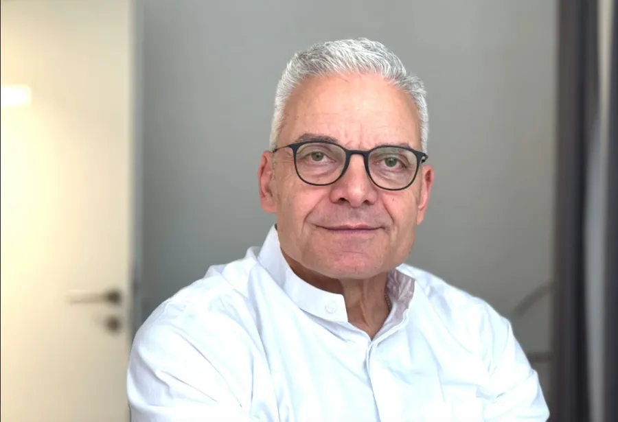 Boris Dinjus, Leiter Akupunkturzentrum Frankfurt, im Behandlungsbereich